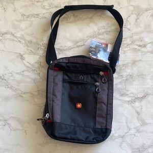 SWISS GEAR VERTICAL BOARDING BAG BLACK NWT